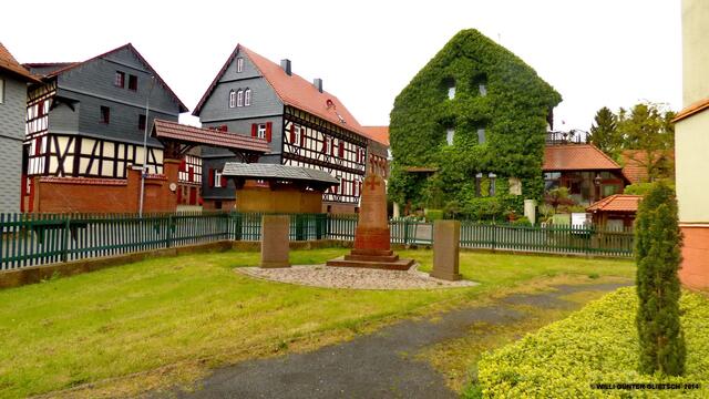 Vor der Kirche.