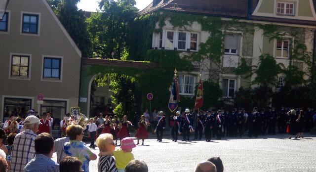 Begleitet von der Stadtkapelle kommt jetzt die Freiwillige Feuerwehr Friedberg auf den Platz