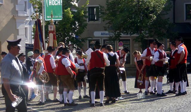 Sie spielten als das Bier aus war, wieder bis zum Auszug zum Festplatz weiter