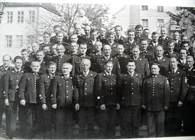 1954  ist mein Vater mit auf dem Bild.