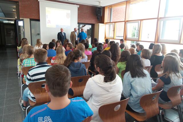 Letzte Vorbereitungen (Beamer, Lautsprecher) vor dem zusammenfassenden Vortrag zum Thema.