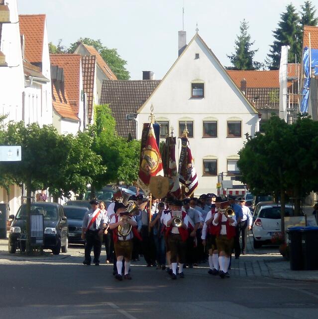 Und die Wehren aus Derching, Wulfertshausen, Stätzling und Haberskirchm aus den nördlichen Stadtteilen marschieren nun los
