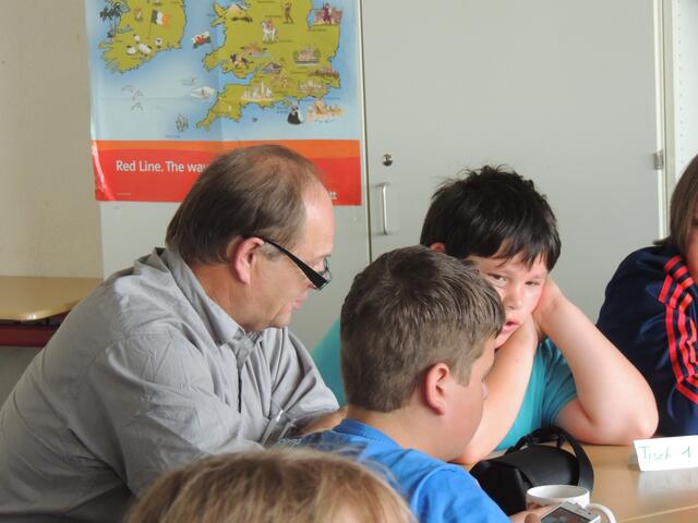 Auch Herr Bässler (Vorsitzender der Selbsthilfegruppe Groß Bülten) stellt sich den Fragen der Kinder.
