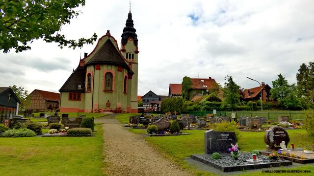 Rückansicht mit dem Friedhof.