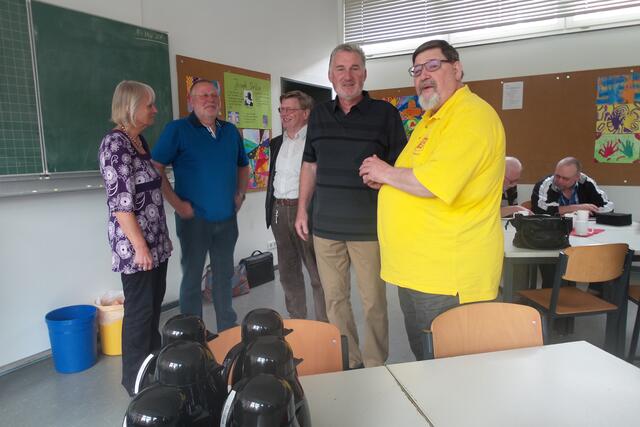 von rechts nach links: Herr van Tongeren, Herr Huthmann, Herr Mundt (Selbsthilfegruppe), Dr. Storm (Diabetologe) und Frau Beuke (Direktorin der Realschule Lehrte Süd)
