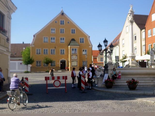 Die ersten von der Stadtkapelle nehmen schon Aufstellung ;-)))