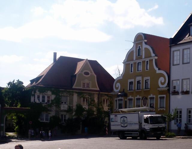 Das Brauereiauto mit dem Freibier trifft ein
