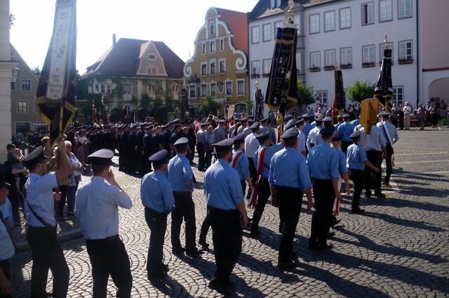 Als alle Friedberger Wehren auf dem Marienplatz waren, gab es ein Platzkonzert vom Feinsten
