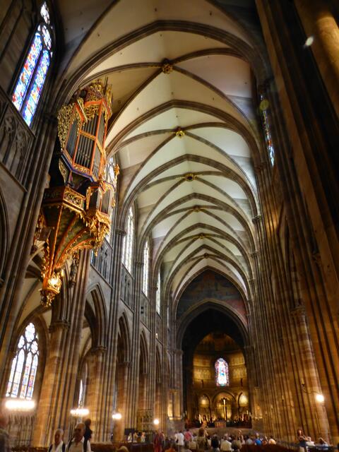 Das Kirchenschiff,links oben die Vogelnestorgel.