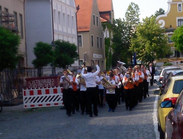 Zwischendurch kommt ein Hochzeitsumzug vom Rathaus  anmarschiert