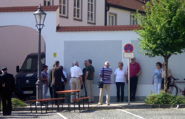 Vor der Stadtverwaltung treffen jetzt Bürgermeister und Stadträte ein