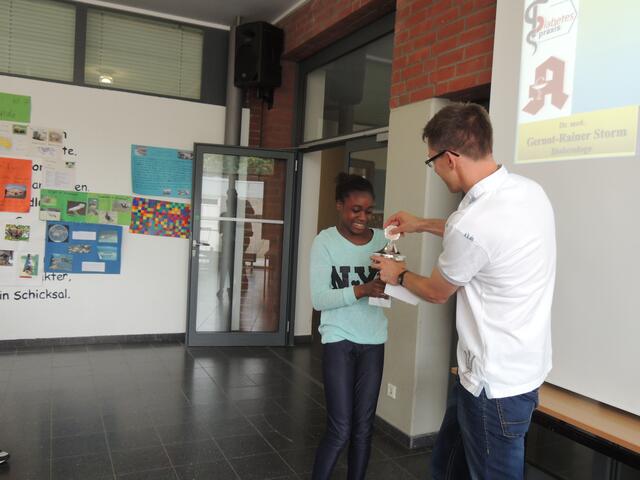Übergabe des Siegerpokals aus den Händen von Herr Rabba (Konrektor der Schule) nach den diesjährigen Bundesjugendspielen an die Klassensprecherin der 6. Klasse Realschule Lehrte Süd