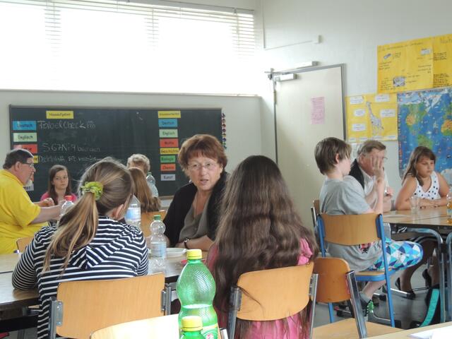 In einer Unterrichtsstunde beantworten Diabetiker Fragen der Schüler zu ihrer Diabeteserkrankung.