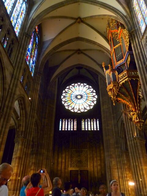 Kirchenschiff mit Rosette.