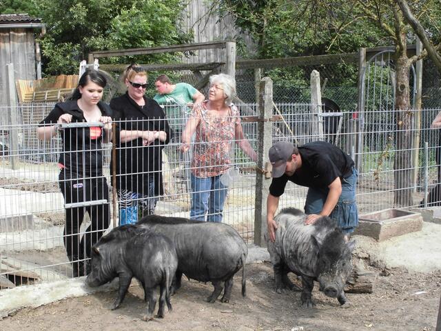 Eber Lutz bei Dani und sein Sohn Sven (li) und die Mutti Tilly.