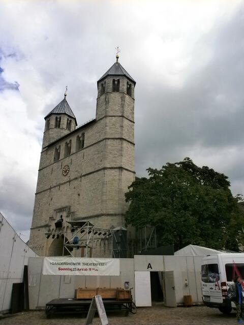 Schon vom Bahnhof hat man einen schönen Blick auf Die romanische Kirche des Stiftes Gandersheim. Sie wurde um 881 geweiht und wird auch häufig wegen ihrer zwei Türme als Gandersheimer Dom bezeichnet. Das Westportal ist zur Zeit verdeckt durch die Aufbauten für die Gandersheimer Domfestspielen.