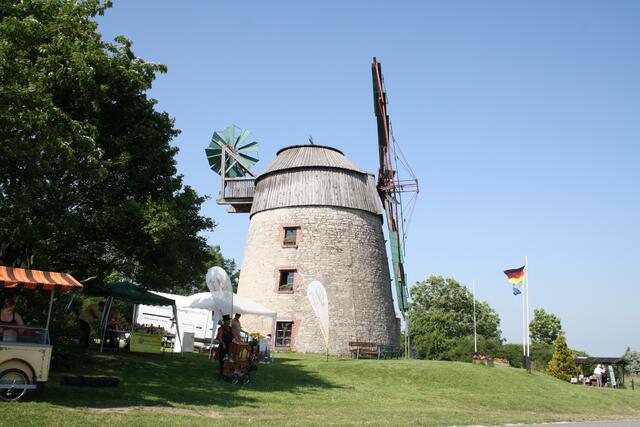 der Eiswagen steht im Schatten, die Mühle fast richtig im Wind
