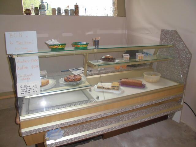 Kuchenbuffet noch halb gefüllt