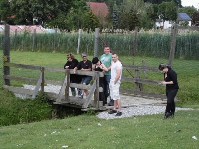 Die Brücke ladet zum hören des Rauschen des Baches ein.