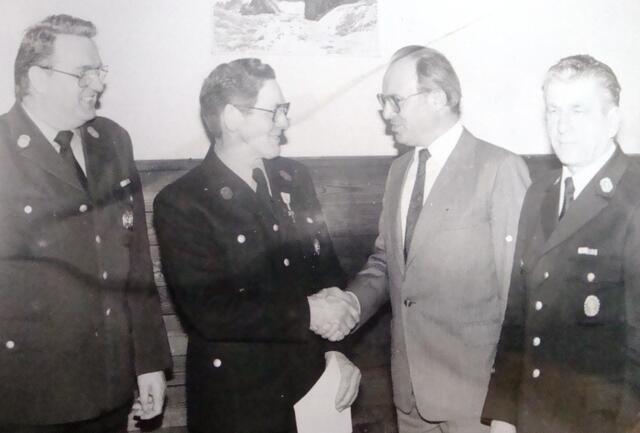Mein Vater bei der Ehrung zum Ehrenmitglied. Der damalige Bürgermeister Kling gratuliert