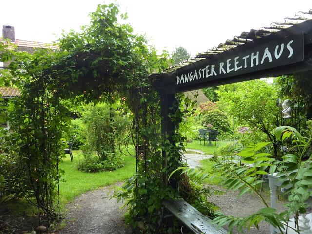 Dieses Haus befindet sich am Ortsrand. Hier gibt es unglaublich leckere Torten.