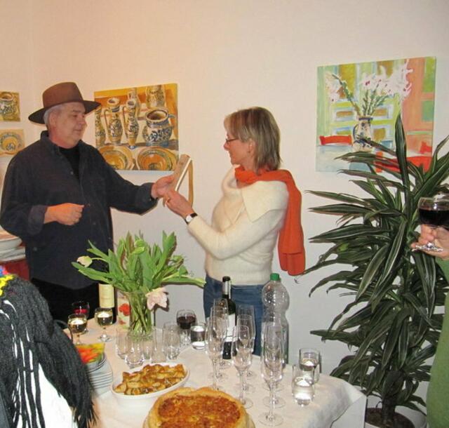 Urte Langer und Emo Schuschnig in seinem Atelier