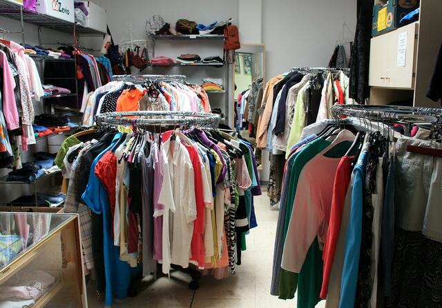 Blick in den Second-Hand-Laden, für den Carla Pressler verantwortlich ist. Hier kann mittwochs ab 17:00 Uhr und Donnerstag am Vormittag gebrauchte, gut erhaltene Kleidung abgegeben werden. Bei den regelmäßig stattfindenden Kleiderbörsen und meist auch während der allgemeinen Öffnungszeiten des MGH werden die gespendeten Kleidungsstücke zu sehr geringen Preisen verkauft.