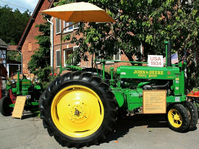 Hersteller: John Deere Tractor Company USA; Modell: General Purpose Tractor Model “A” – gebaut für die Bearbeitung von Feldern (über 40 Hektar) mit hochwachsenden Feldfrüchten; Baujahr 1934; 16 PS. (Infotafel)