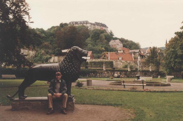 Als der Herzog Blankenburg besuchte, passierte meiner Ururgroßmutter auf dem roten Teppich ein Missgeschick. Meine Wenigkeit, noch zu DDR-Zeiten, mit dem Welfenlöwen. Hoch oben das Welfenschloss.