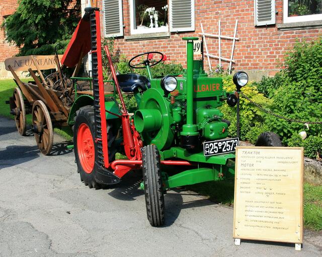 Hersteller: Georg Allgaier Presswerke in Uhingen/Baden-Württemberg; Hersteller (Motor): Karl Kaelble, Backnang; Baujahr 1949; 18 PS; wurde mit einfachsten Mitteln und unter Verwendung von Rüstungsprodukten hergestellt. (Infotafel)