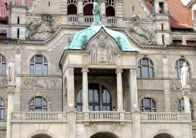 Vom Balkon des Neuen Rathauses winkte sie dem jubelnden Volk zu. Ich war als 13jähriger damals sehr beeindruckt, fuhren sie doch im offenen Wagen im Schritttempo an uns vorbei.