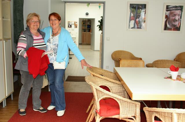 Karin und Rashia in der "Caféstube"