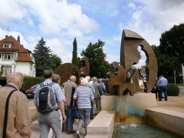 Dann geht es weiter zu Fuß. Wir überqueren die Straße und folgen danach dem Wasserlauf, welcher das Leben von der Geburt bis zum Tod darstellt.