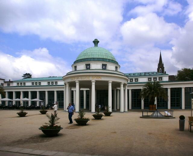 Die Hauptallee führt hinauf zum Brunnenplatz mit dem „Hylligen Born“, einem Brunnentempel aus 1923/24 mit Wandelhalle.