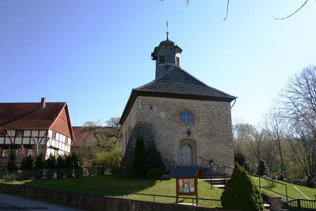 Die St.-Martin-Kapelle in Dannhausen stammt aus dem 11. Jahrhundert. Sie diente als Vorposten des früheren Klosters in Gandersheim.