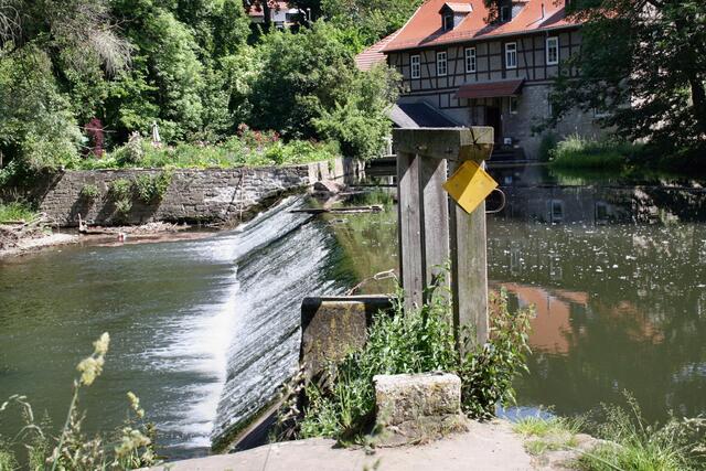 das Wehr neben der Mühle