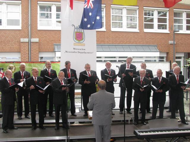 Der gastgebende Männerchor „Wunstorfer Doppelquartett“ von 1923 unter der Leitung von Ulrich Behler.