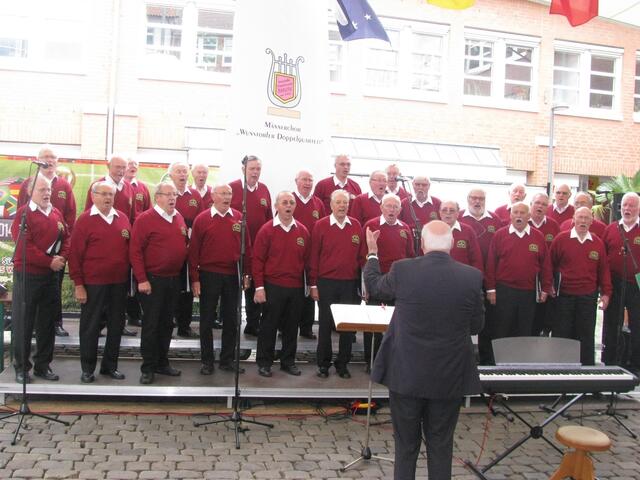 Der Männergesangverein Porta Westfalica unter der Leitung von Karl-Heinz Isenberg.