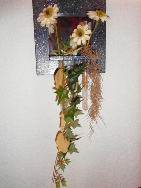 Wandbild mit Spiegel und Blumenschmuck