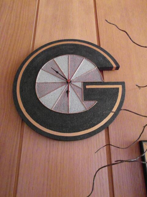 Die Initialen seines Nachnamens G---als UHR