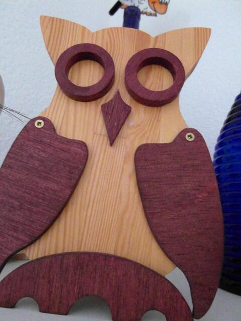 Eule als Hampelmann,die mit den Flügeln wackelt