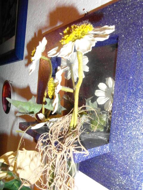 Wandbild mit Spiegel und Blumenschmuck