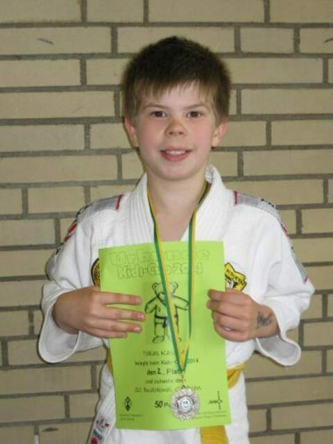 Mit der eigenen Urkunde und Medaille | Foto: V. Kassner