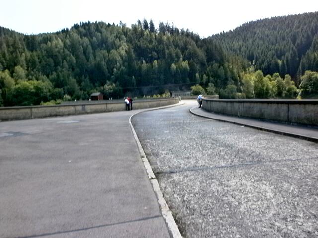 Okertalsperre - Diese Staumauer verläuft in Bogenform und ist 75 Meter hoch, 260 Meter lang und kann bis zu 47 Millionen Kubikmeter Wasser stauen.