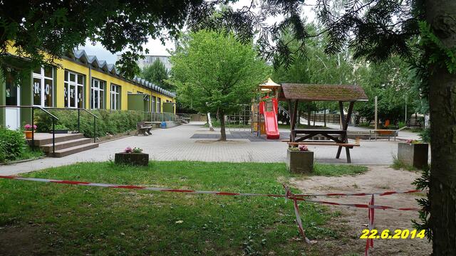 (25) !!! Sonntags + Monatsbilder / Schulhof !!! 22.6.2014 Temperatur: Plus 11°C / 7:34h / 18°C Plus 8:56h - im Schatten / Wind:2- 2 / sonnig kalt und bewölkt !