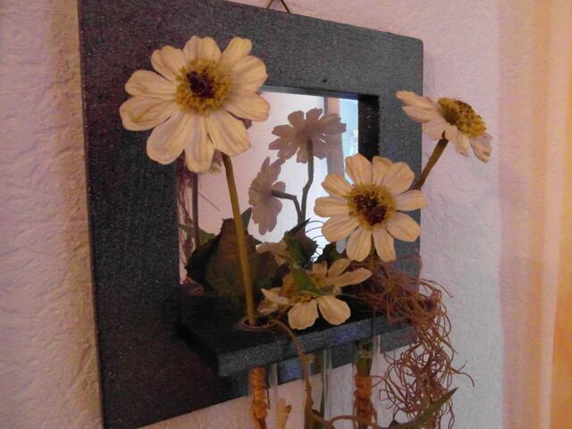 Wandbild mit Spiegel und Blumenschmuck