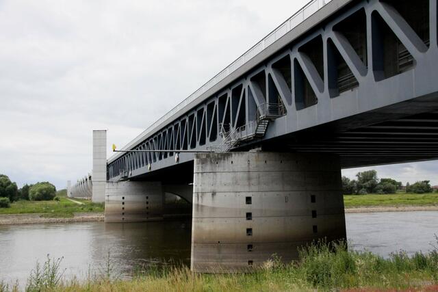 Der Mittellandkanal überquert mittels der Trogbrücke die Elbe.