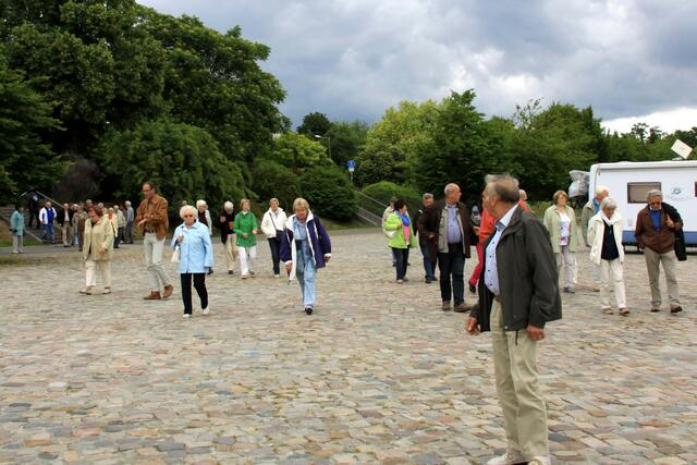 Die Reisegruppe von Haus & Grund Bad Lauterberg geht zum Anleger der "Weißen Flotte"