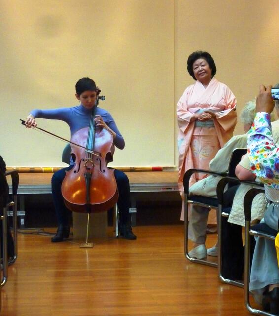Emily Takaguchi am Cello und Setsuko Poetzsch mit einem zauberhaften Sopran-Lied