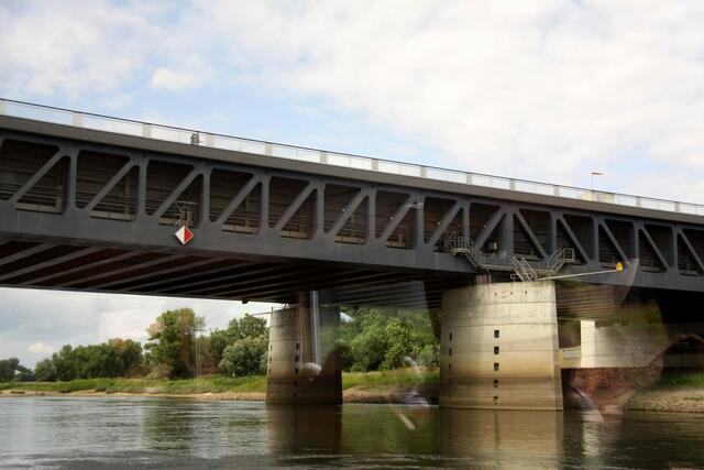 Blick vom Schiff zum Wasserstraßenkreuz, bzw. der Trogbrücke.